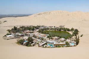 1200px-Overview_of_Huacachina